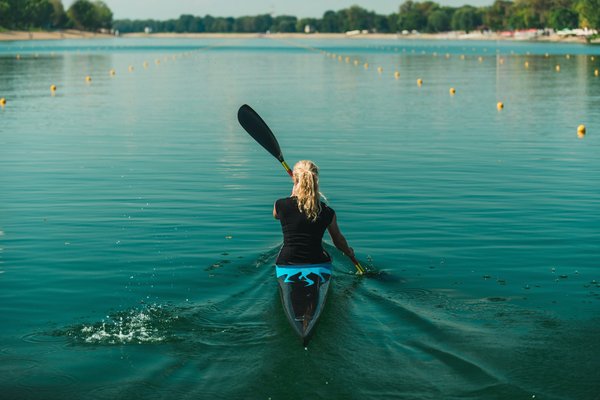 Quels sont les meilleurs itinéraires pour une balade en kayak sur le lac Tahoe?